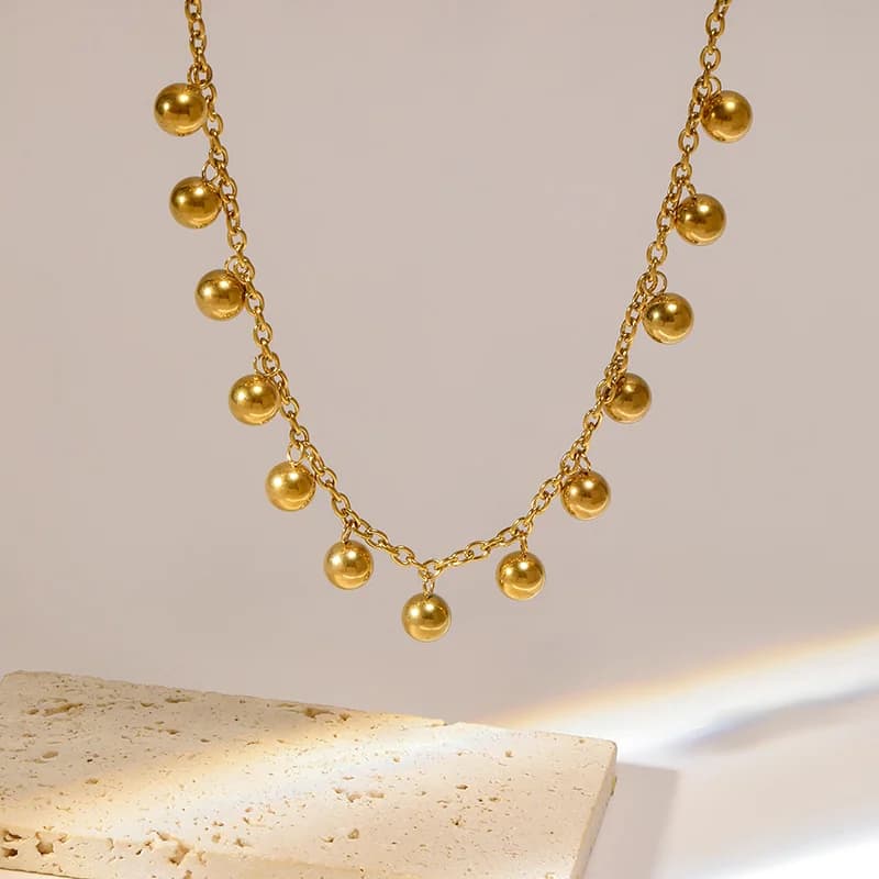 Guld choker med kula som berlock