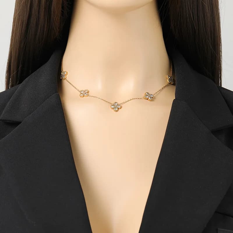Zirkonblomset med halsband, örhängen och armband