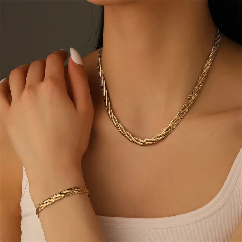 Halsband och armbandset med vävda kedjor
