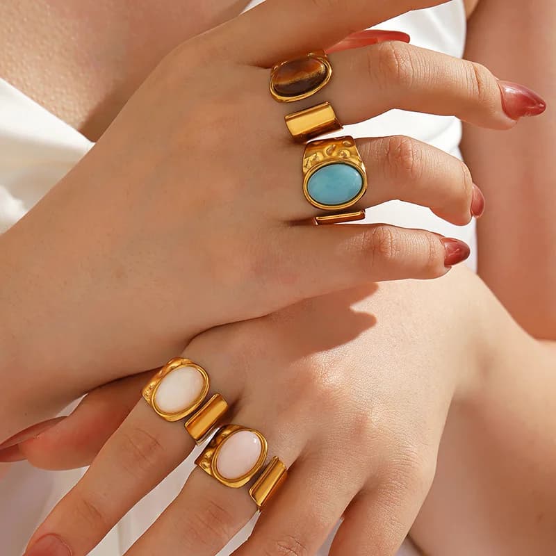 Justierbar ring med oval sten i vintagestil