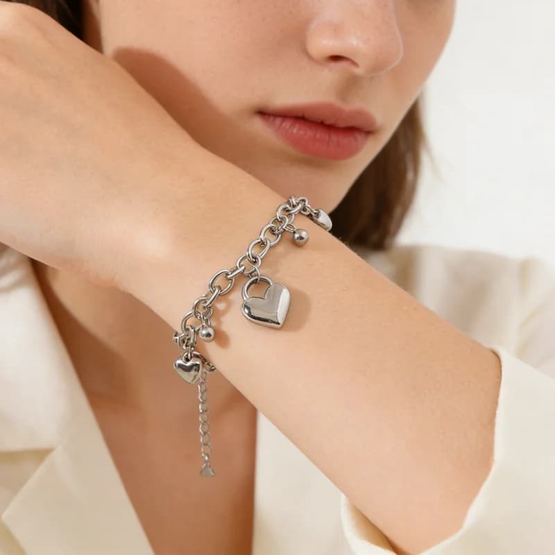 Silverfärgat hjärtbeads-charmarmband