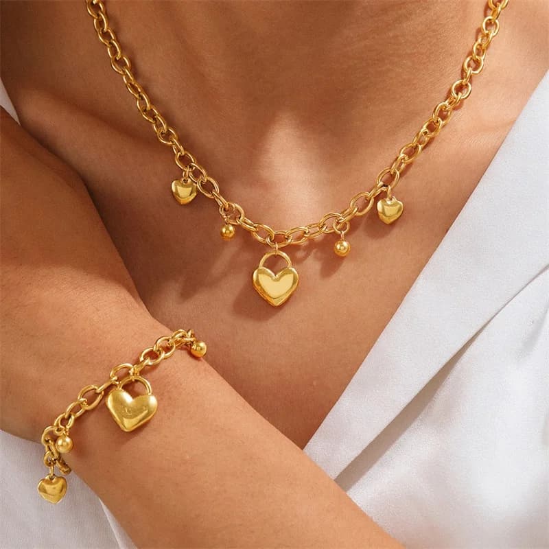 Halskedja och armband med guldfärgade hjärtbeads
