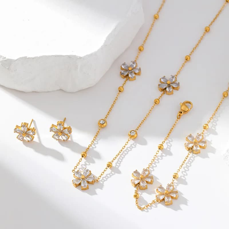 Zirkonblomset med halsband, örhängen och armband